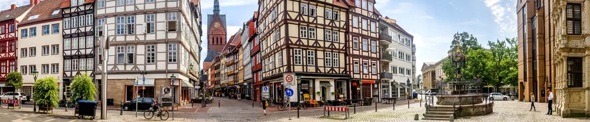 Fachwerkhäuser entlang der Strasse