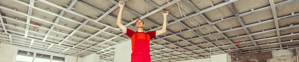 Mann arbeitet an Decke