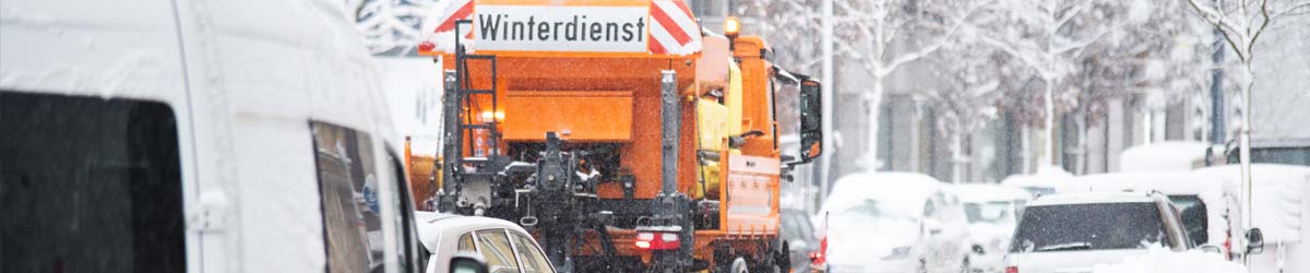 Oranger Streuwagen bei Schnee