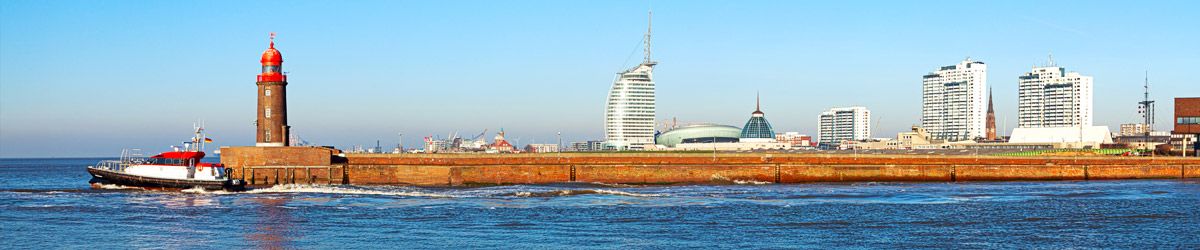 Schiff mit Hafen im Hintergrund