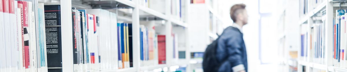 Bücher im Regal über Ex Ante und Ex Post Meldungen