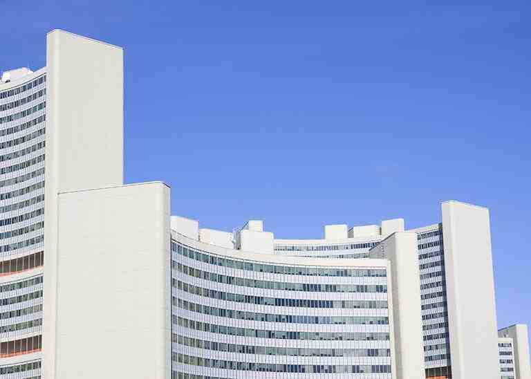 Großes modernes Bürogebäude mit blauem Himmel