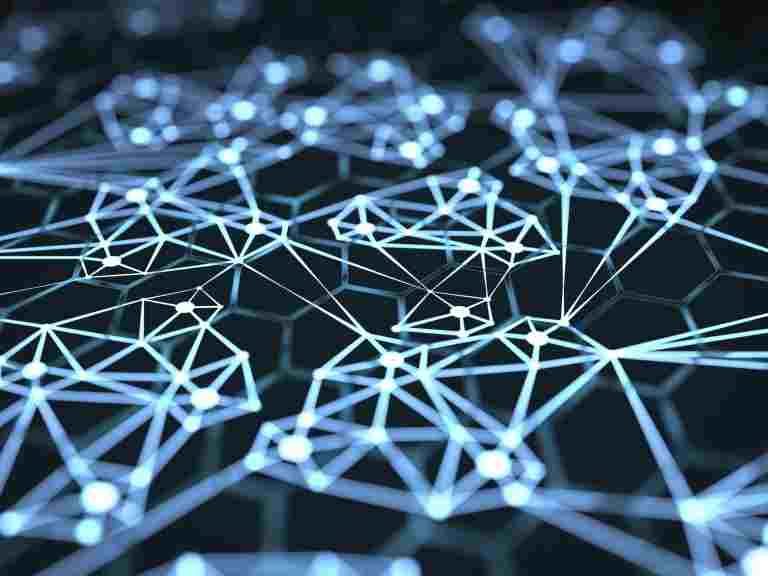 Leuchtende neuronale Struktur vor schwarzem Hintergrund