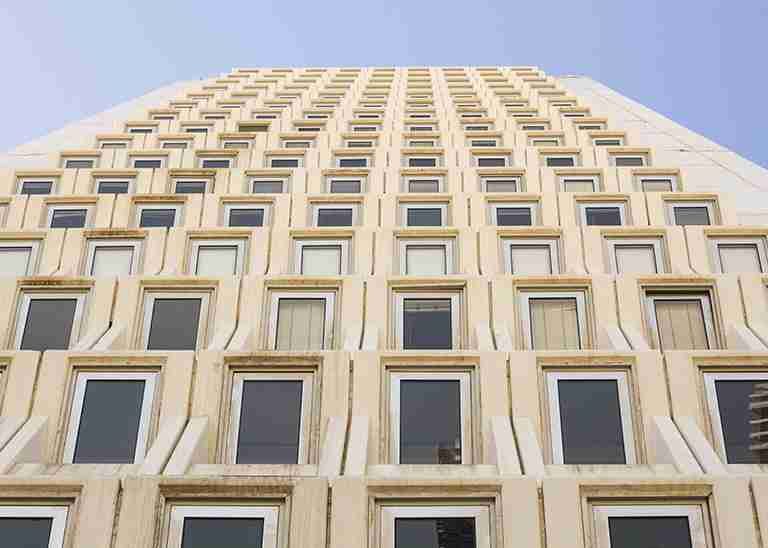 200 verschachtelte Fenster an Gebäude von unten