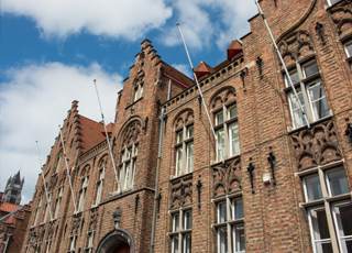 Historisches Backsteingebäude von unten mit Himmel