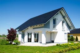 Architekten Einfamilienhaus bei Sonne auf Wiese