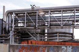 Technische Anlage eines Stadtwerkes aus Röhren und Silos