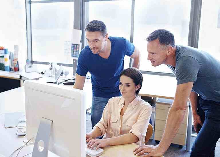 Architekt, Ingeneur und Frau an PC in Büro