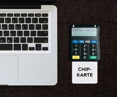 Notebook, Chipkarte und Lesegerät zeigen die fortgeschrittene elektronische Signatur