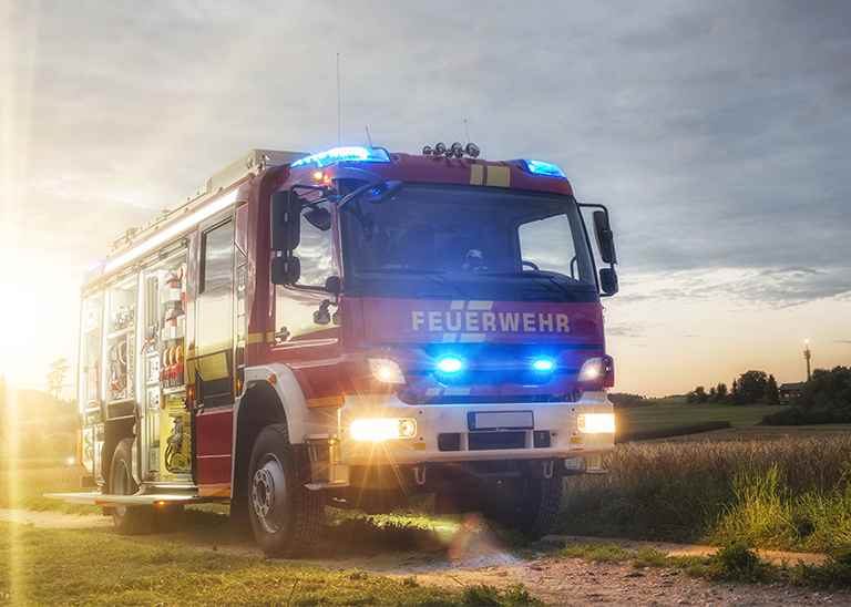 Modernes Feuerwehrfahrzeug mit Lichtern an