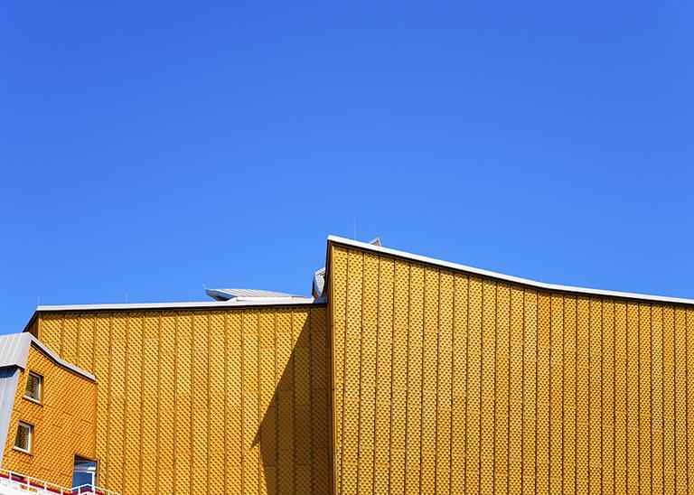 Gebäudeseite mit Holzwabenbeklankung ohne Fenster