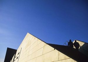 Moderner Gebäude Giebel mit blauem Himmel